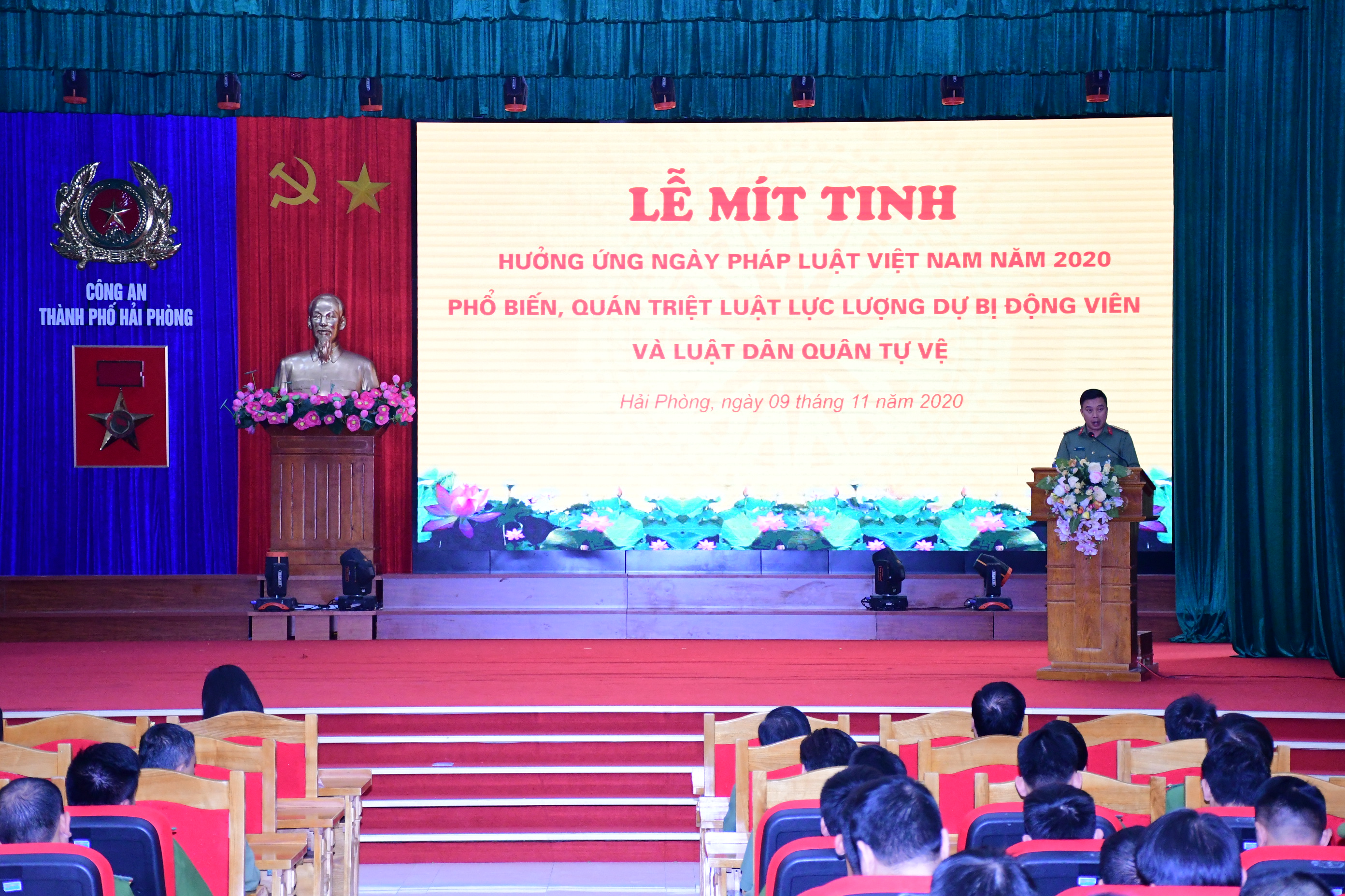 Mít tinh hưởng ứng Ngày Pháp luật Việt Nam